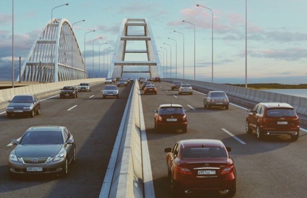 На Крымском мосту – сезонный пик транспортного потока