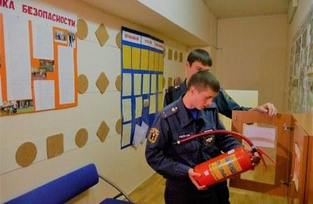 Темрюкские пожарные перед началом нового учебного года проводят в школах профильную подготовительную работу