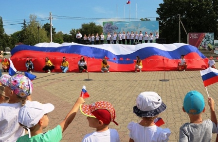 В Темрюке отметили День государственного флага России