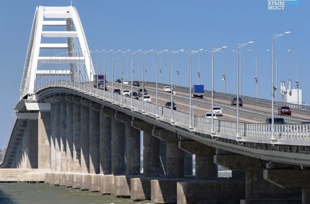 За год эксплуатации по Крымскому мосту проехали более 700 тысяч грузовиков