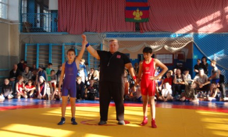 В Темрюке прошёл большой молодёжный турнир по греко-римской борьбе памяти прославленных местных тренеров