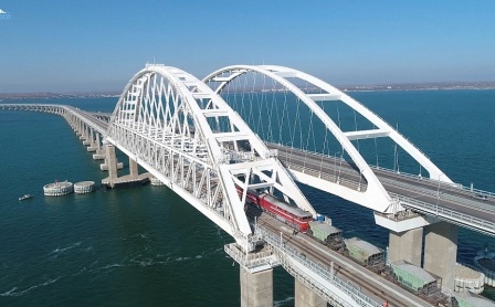 Железнодорожную часть Крымского моста начали испытывать тяжёлыми нагрузками