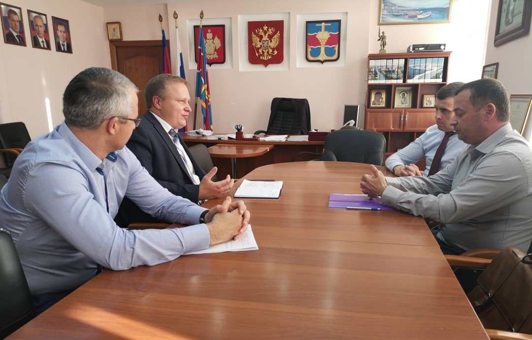 Глава Темрюкского района и директор Славянских электросетей обсудили перспективы развития энергокомплекса Таманского полуострова