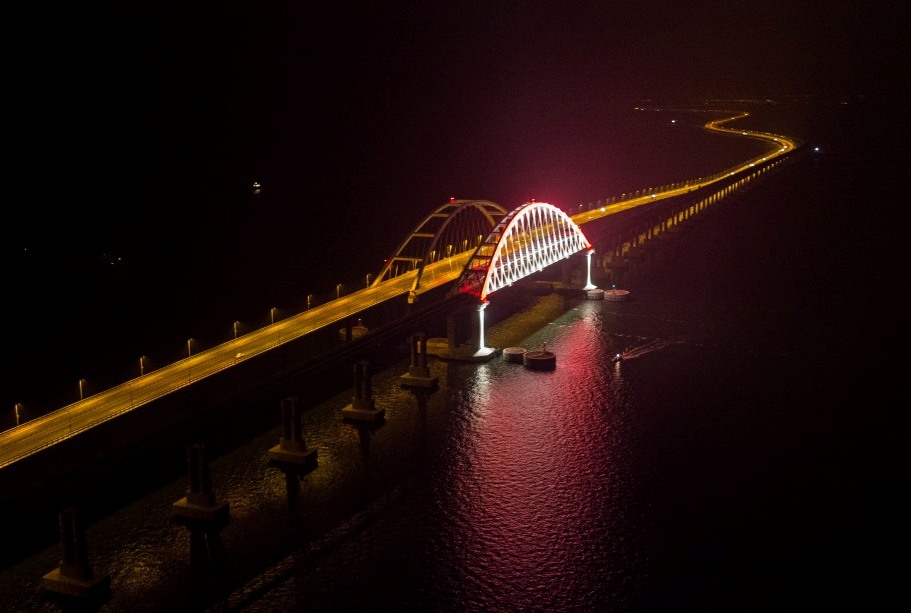 На железнодорожной части Крымского моста протестировали архитектурную подсветку