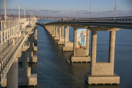 На Крымском мосту масштабным объединённым портретом увековечили образ 15-ти тысяч его строителей