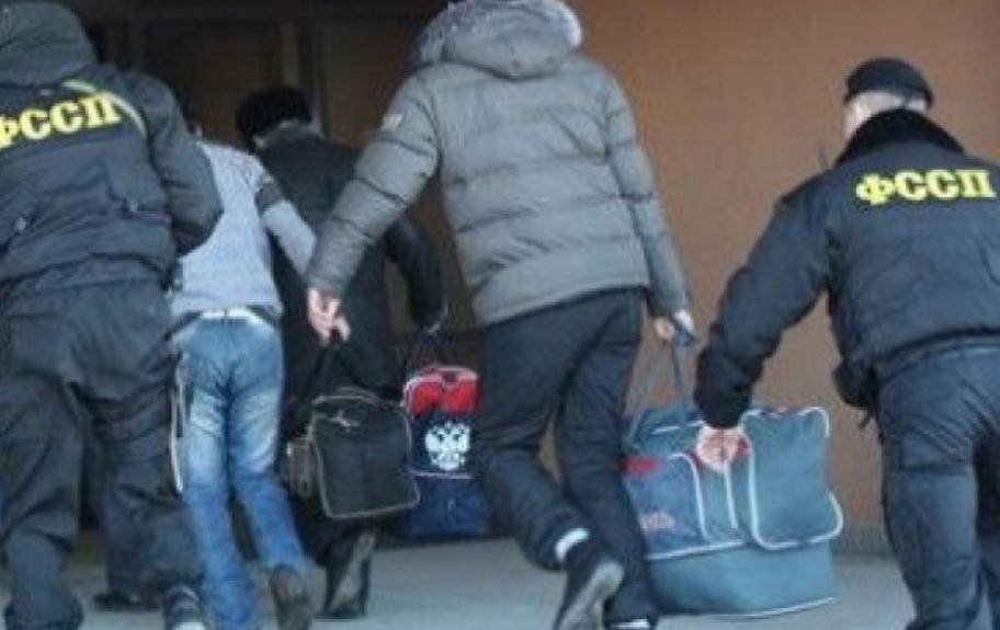 В Темрюкском районе задержали 7 нелегалов, троих из которых выдворили из России