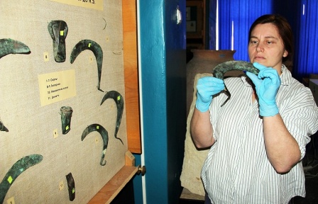 В Темрюкском археологическом музее на современном оборудовании исследовали древний клад, найденный в ст. Курчанской. Вопросов у учёных прибавилось