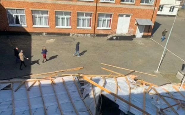 Со здания школы № 9 в станице Тамани ветер сорвал новую крышу