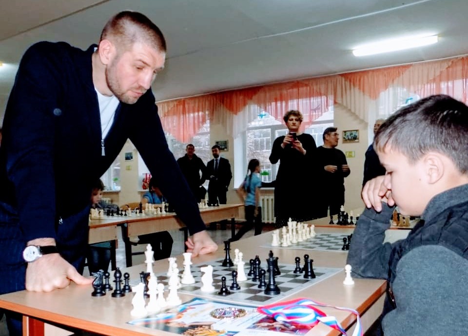 Известный спортсмен и общественный деятель Дмитрий Пирог провёл сеанс одновременной игры с юными шахматистами ДЮСШ «Виктория»