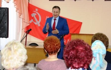 Мэр Темрюка Максим Ермолаев поздравил с наступающим 8 Марта женщин районного Совета ветеранов