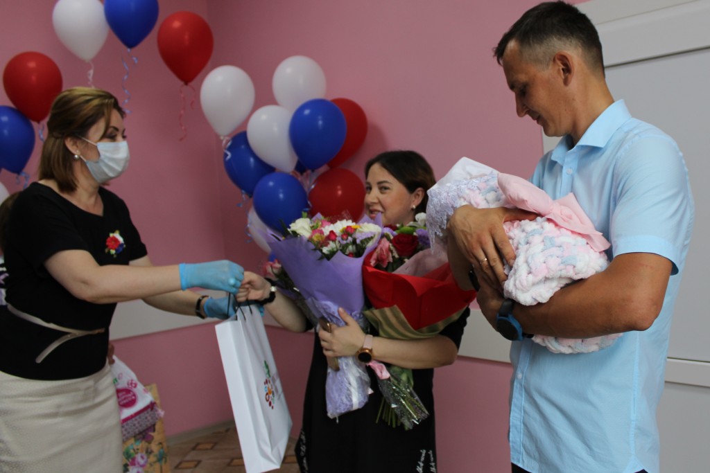 В Темрюке по случаю завтрашнего национального праздника поздравили новорожденных граждан России