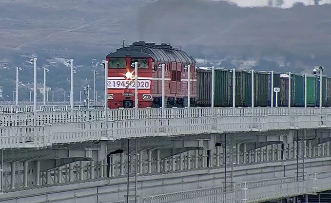 На Крымском мосту открылось движение грузовых поездов!