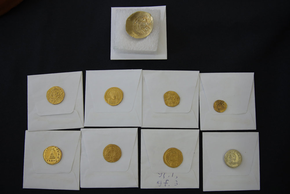 В Темрюкском районе нашли 9 уникальных золотых византийских монет