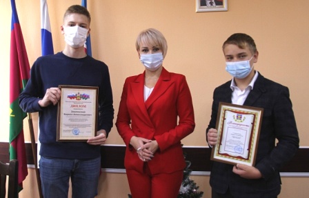 В Администрации района наградили юных темрючан – победителей Всероссийских конкурсов и олимпиад
