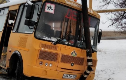 В школьном автобусе, попавшем сегодня утром в ДТП в Ахтанизовском сельском поселении, детей не было
