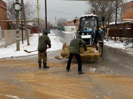 В Темрюкском районе полным ходом идёт расчистка дорог от снега и наледи