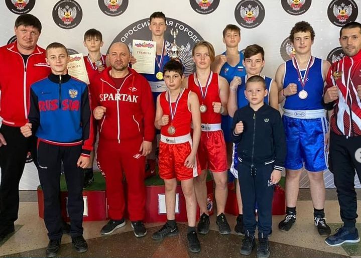 Золотую, серебряную и 5 бронзовых медалей привезли юные темрюкские боксёры с Первенства Кубани