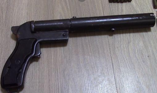 У жителя Темрюкского района полицейские нашли незаконный пистолет и более тысячи патронов
