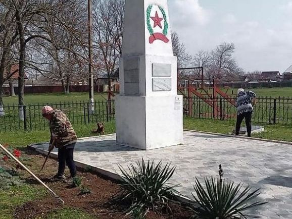 В Темрюкском районе к 9 Мая повсеместно благоустраивают воинские мемориалы