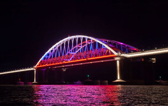 Арки Крымского моста засветились цветами российского триколора