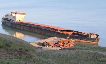 Сидящий 2,5 года на мели в Темрюкском районе бесхозный корабль начали растаскивать на металлолом