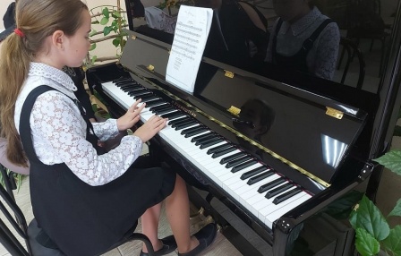 Детские школы искусств Темрюкского района получили новые пианино