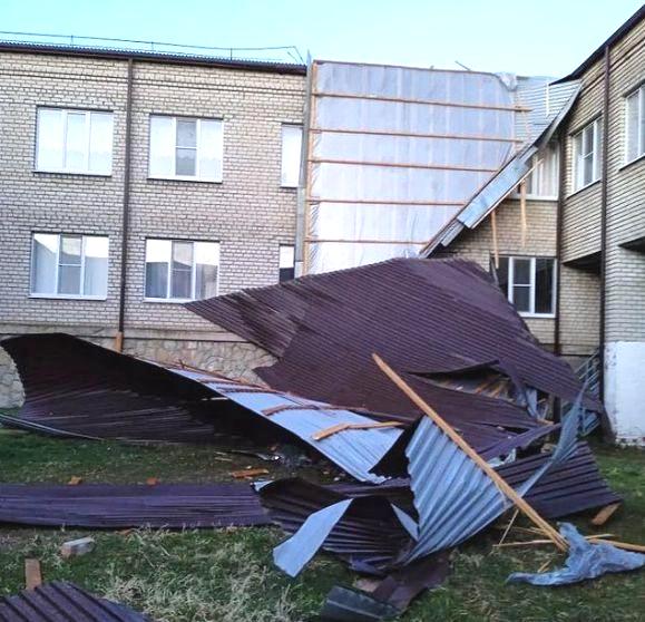 В школе № 16 посёлка Таманского сильным ветром сорвало часть крыши