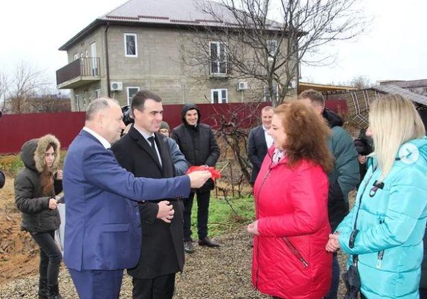2 семьи из Кучугур, жильё которых затопило в летнюю стихию, получили новые дома