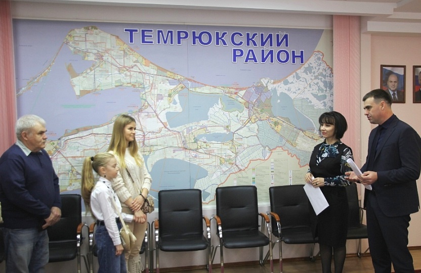 Две семьи украинских переселенцев, проживающих в Темрюкском районе, улучшат жилищные условия