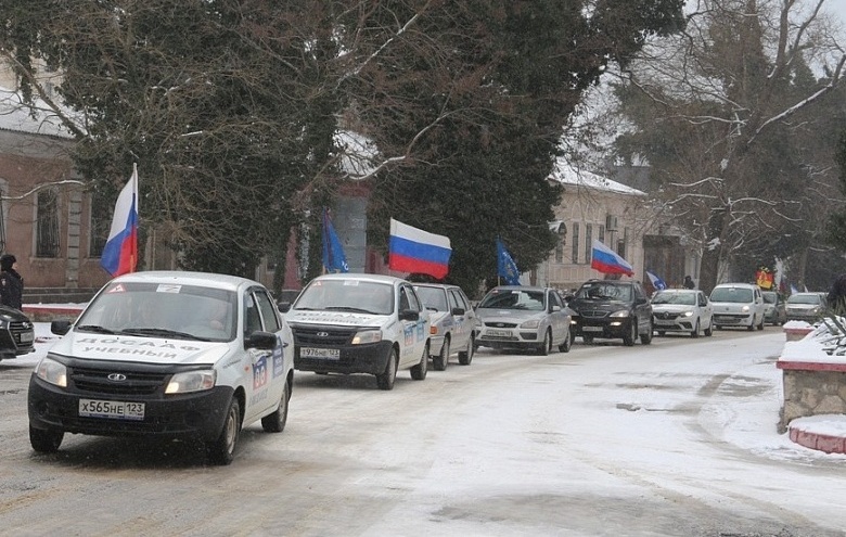 8-ю годовщину воссоединения Крыма с Россией темрючане отметили автопробегом «Своих не бросаем!» 