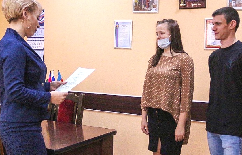 Молодая семья из Темрюкского района получила жилищный Сертификат