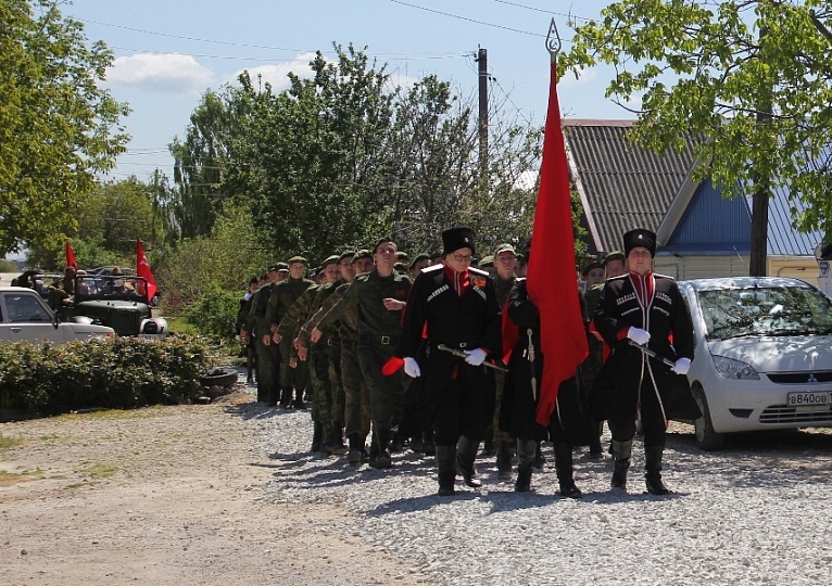У домов темрюкских ветеранов ВОВ Григория Ситника и Дмитрия Дьяконенко сегодня прошли настоящие парады