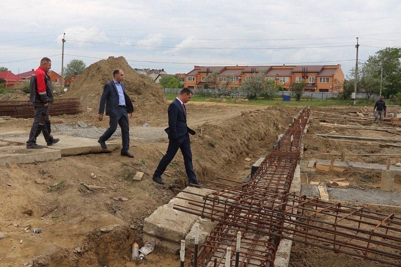 Фёдор Бабенков проинспектировал ход строительства водно-гребной базы в Темрюке 