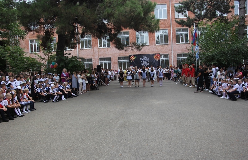 В темрюкских школах прошли торжественные линейки, посвящённые празднику 1-го Сентября