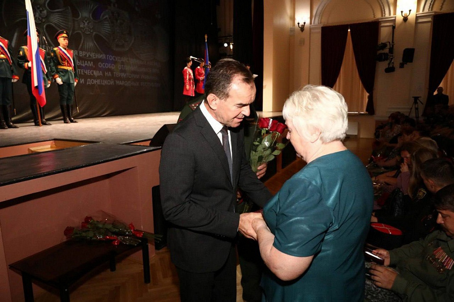 Губернатор Кубани передал Государственные награды родственникам погибших при защите ЛНР и ДНР добровольцев