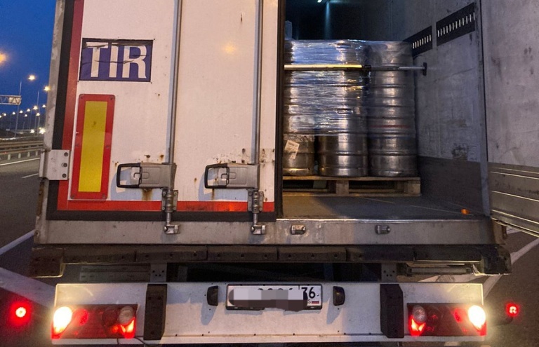 В Темрюкском районе задержали целый грузовик с «серым» пивом