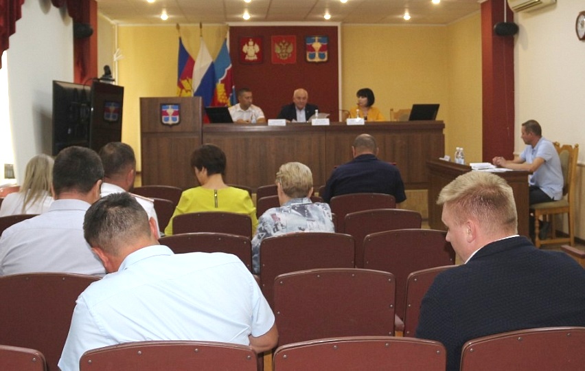 Районные власти обсудили меры безопасности и правопорядка в праздники 230-й годовщине высадки черноморских казаков и Дня города и Темрюкского района