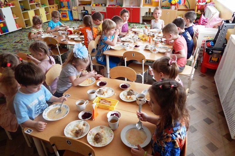 Темрюкские депутаты проводят проверки пищеблоков школ и дошкольных учреждений района на предмет качества питания детей