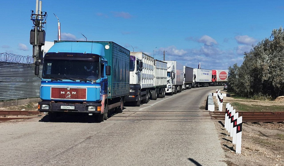 Более 1000 грузовых автомобилей ожидают очереди на Керченскую переправу