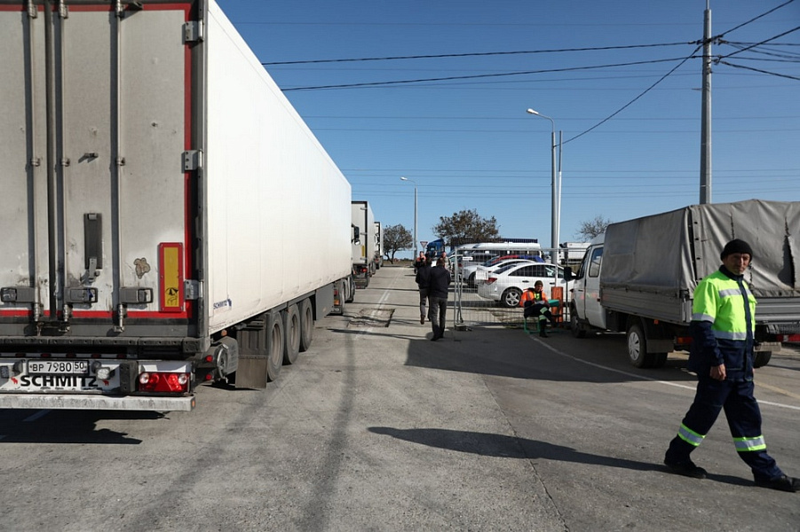 На Керченской переправе 2 парома ушли на техобслуживание, и очередь из грузовиков начала стремительно расти 