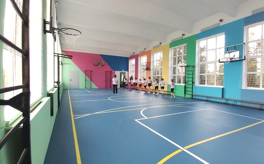 В спортзале темрюкской городской школы № 15 прошли первые после капремонта уроки физкультуры