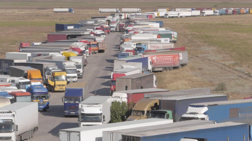 Чего «толпятся» грузовики на Керченскую переправу, когда по «объездной» дороге в Крым езды всего 7 часов? 
