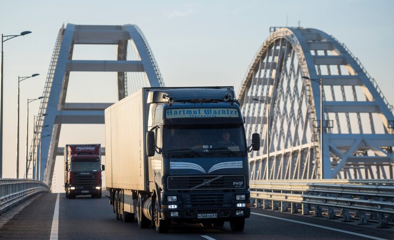 Движение грузового транспорта по Крымскому мосту обещают открыть уже в начале декабря