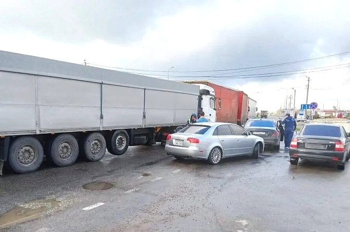 На приграничных кубанских постах ДПС «сбивают волну» грузовиков, желающих «прорваться» на Керченскую паромную переправу