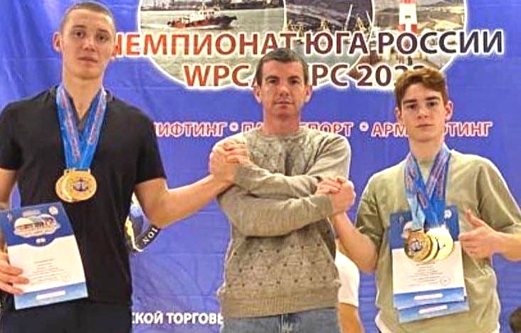 3 «золота», 2 «серебра» и 1 «бронзу» завоевали юные таманцы на Чемпионате юга России по силовым видам спорта