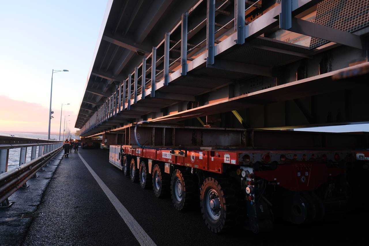 Строители произвели надвижку первого пролёта левой автодорожной части Крымского моста