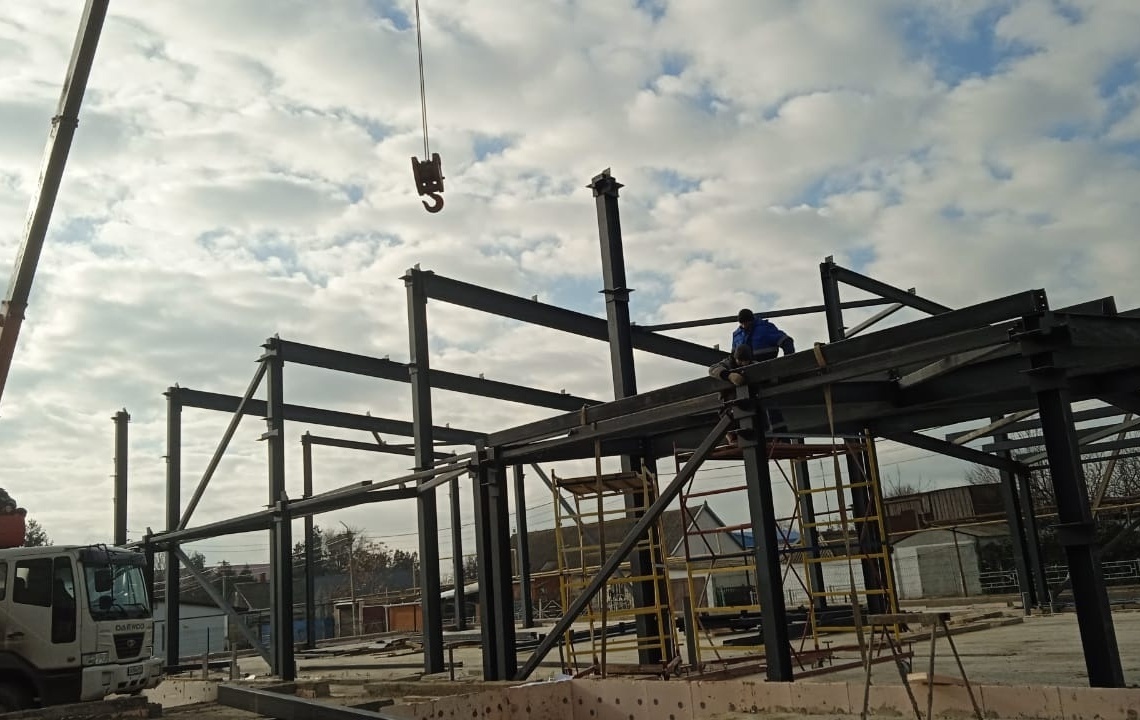 В посёлке Прогрессе продолжается строительство спортивного зала школы № 26 