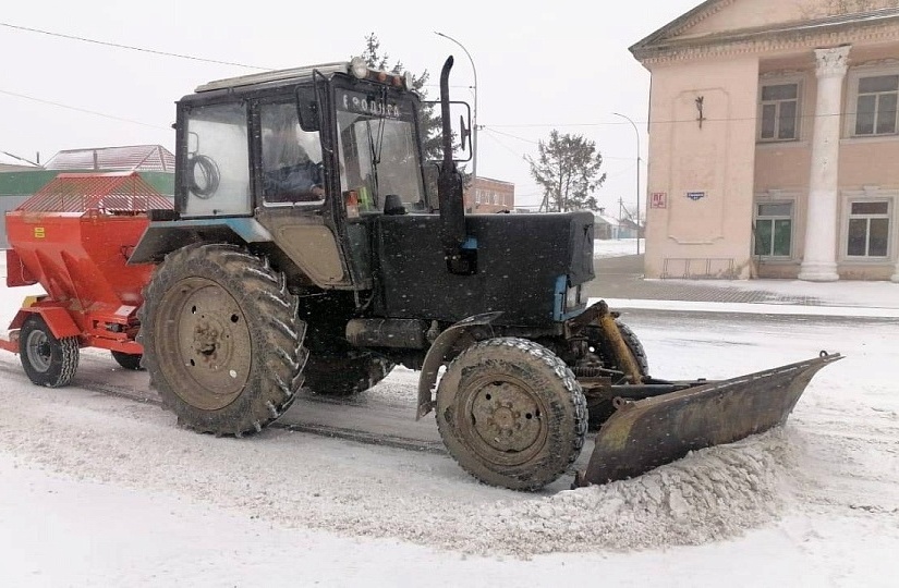 В Темрюкском районе продолжают чистить улицы от снега