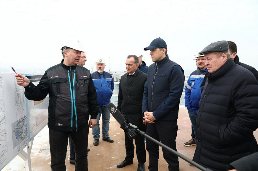 Вице-премьер Денис Мантуров и губернатор Кубани Вениамин Кондратьев осмотрели территорию строящегося в порту Тамань перевалочного комплекса аммиака и удобрений
