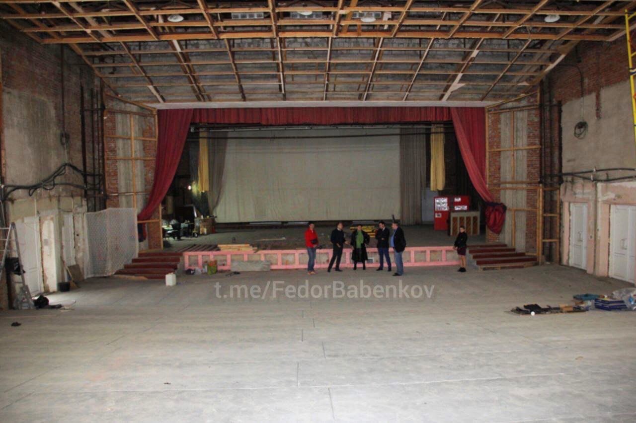 В Доме культуры посёлка Таманского полным ходом идёт капитальный ремонт зрительного зала